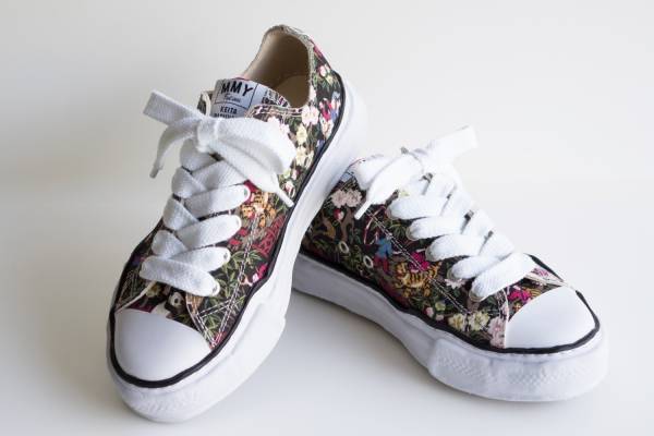 ケイタ マルヤマ“パンダや龍のサーカス柄”スニーカーをメゾン ミハラヤスヒロとコラボで、花鳥柄食器も