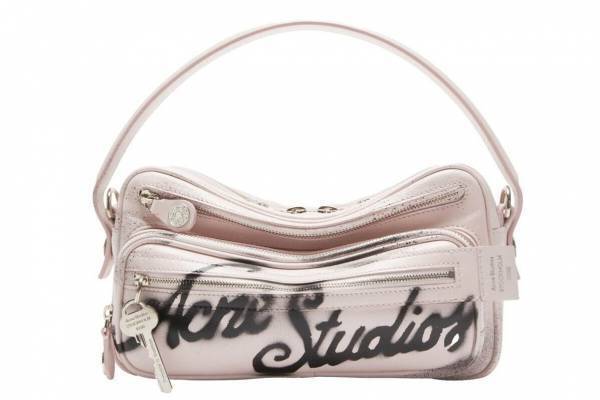 アクネ ストゥディオズ新作「カメロ バッグ」ヴィンテージのカメラバッグ着想フォルム＆鍵チャーム付き