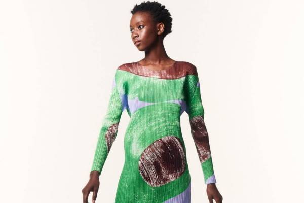 プリーツ プリーズ イッセイ ミヤケ"光を表現"紙版画技法のワンピースなど