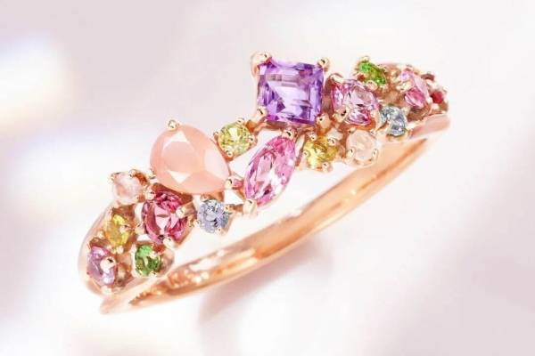 天然石ジュエリー「ビズー」の桜色アクセサリー、“宝石の花束”風リングやしだれ桜着想ピアスなど