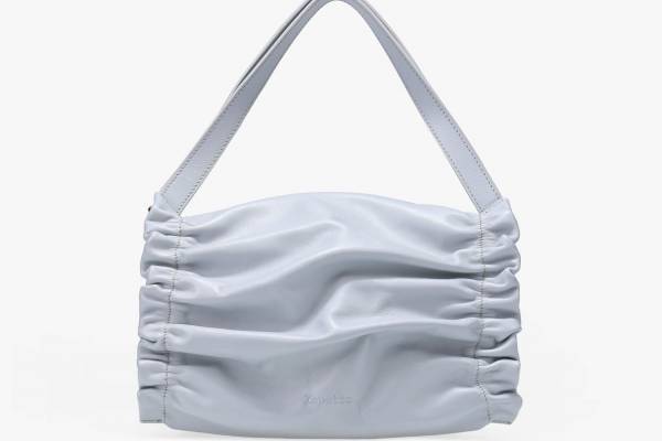 レペット"枕"着想のレザーバッグに淡いブルー＆ピンクの新色、リボンチャーム付き