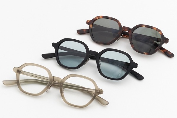 スティル バイ ハンド×アヤメのヘキサゴン型アイウェア、マットカラーの“削り出し眼鏡”