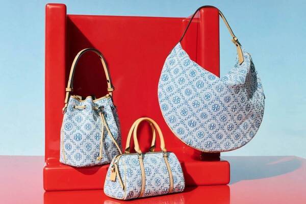 トリー バーチ「Tモノグラム」爽やかなパウダーブルーデニムの“ふっくらバルーン風”バッグなど
