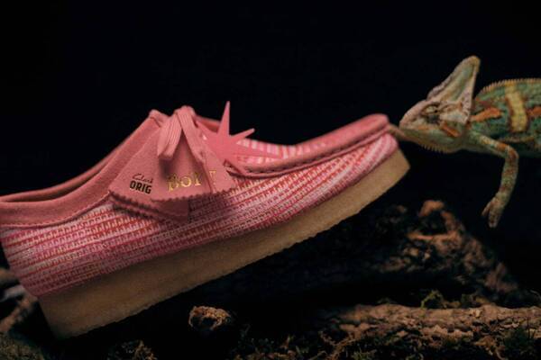 ボット×クラークス オリジナルズのシューズ「ワラビー」マルチカラーの“ゴブラン織り”アッパーで