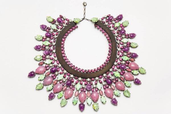 企画展「コスチュームジュエリー」札幌芸術の森美術館で、シャネルなど20世紀ジュエリー約450点