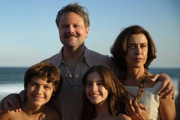 映画『アイム・スティル・ ヒア』ブラジルの元国会議員誘拐事件をもとに、愛する夫を探し求める妻の物語