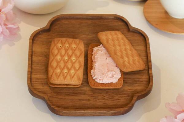 名古屋銘菓「生しるこサンド桜」が春限定で、しっとり食感ビスケット×“桜香る”クリームをサンド