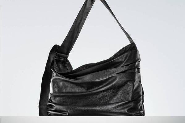 ディスコード ヨウジヤマモト"形が変わる”ドレープバッグ、2wayショルダー＆レザートート