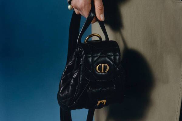 「ディオール カロ」小さめバックパック、マクロカナージュの格子柄レザーに煌めくCDロゴ