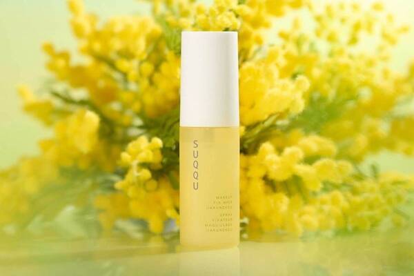 SUQQU25年春コスメ「ミモザイエロー」パッケージのフィックスミスト、春の陽気を閉じ込めた香り