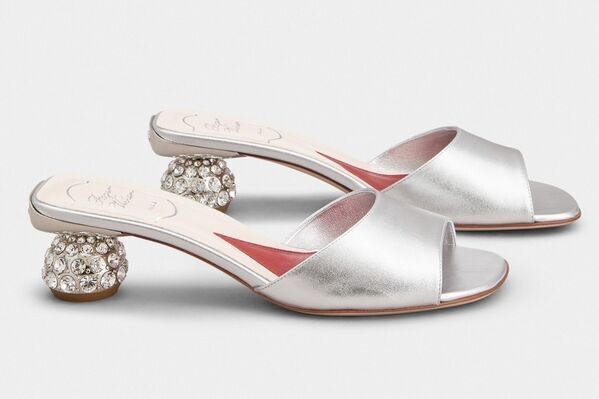 ロジェ ヴィヴィエ25年春夏サンダル、“まるでジュエリー”ガラス煌めく  