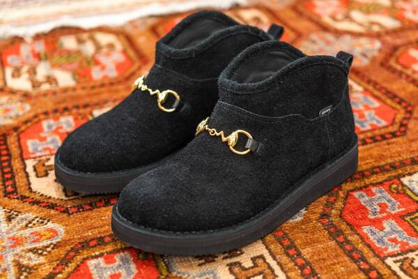 スイコック25年秋冬新作、温もりブラウンの“5本指”スニーカー＆ホースビット煌めくスエードブーツ