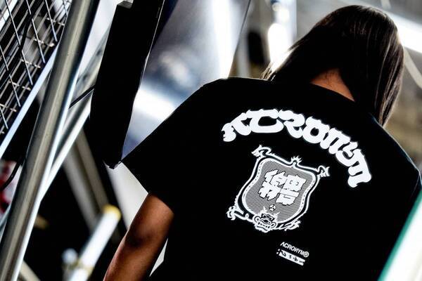 アクロニウム“漢字グラフィック＆エンブレム風ロゴ”のフーディ、アーティストNESMとコラボ