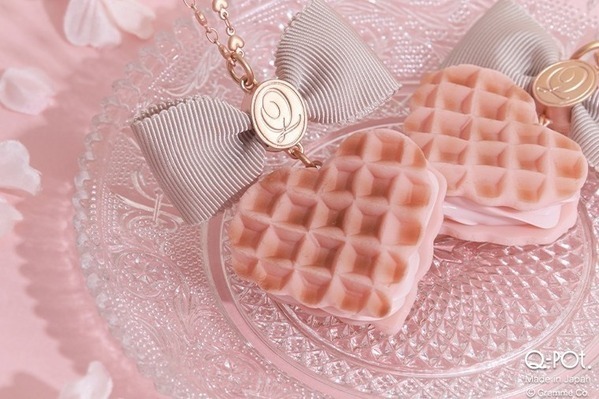 Q-pot.「サクラ＆抹茶ワッフル」アクセサリー、桜クリーム入り“くすみパステルカラー”のネックレス