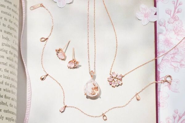 オデュース4℃“水面の桜”ネックレスやピアス「みにくいアヒルの子」童話 