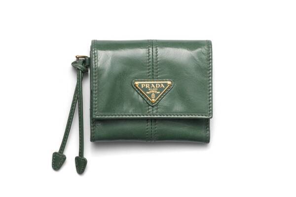プラダ“ヴィンテージ風”レザーのレディース財布、三つ折りやカードケースにグリーンやベージュの新色