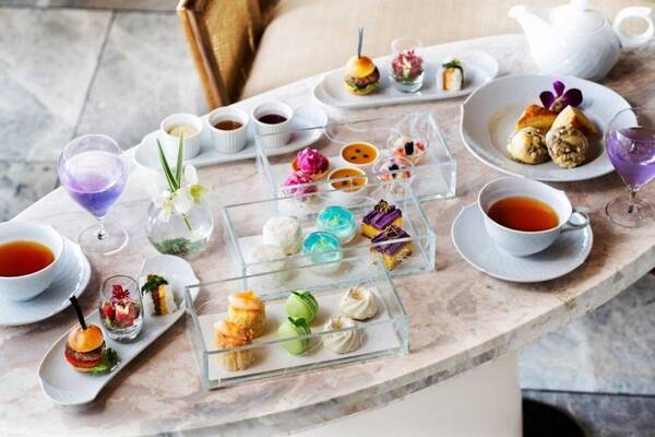 ハレクラニ沖縄“虹色”アフタヌーンティー、ハワイの青い海＆花モチーフのスイーツやセイボリー