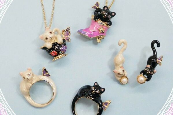 アナ スイ「白猫＆黒猫」アクセサリー、“パールで遊ぶ姿×蝶”モチーフの  