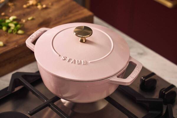 ストウブの新色「ソルベローズ」“淡いシャーベットピンク”の鋳物ホーロー鍋、無水調理や揚げ物も