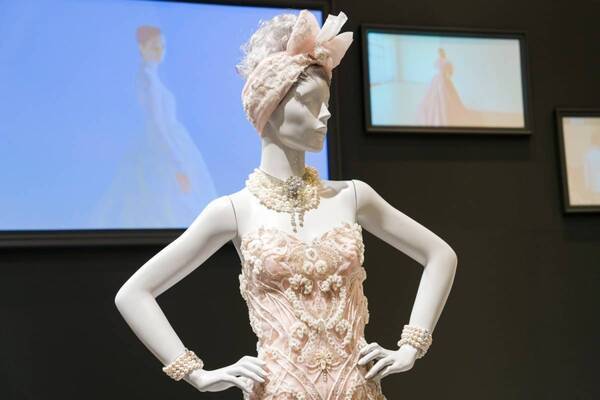 ユミカツラの創業60周年特別展が表参道ヒルズで、各年代を象徴するオートクチュール作品約50点