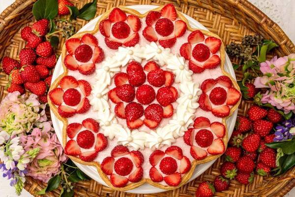 キル フェ ボンのひな祭り限定タルト、“まるで花びら”たっぷりイチゴ＆リボン風クリームで