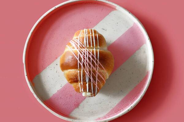 トリュフベーカリー“あまおう苺”の「ガナッシュパン」苺の粒感を残したホワイトチョコ