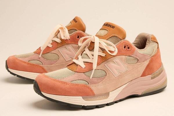 ニューバランス×ジョー・フレッシュグッズ「992」スニーカー、エイジド加工のピンクアッパーで