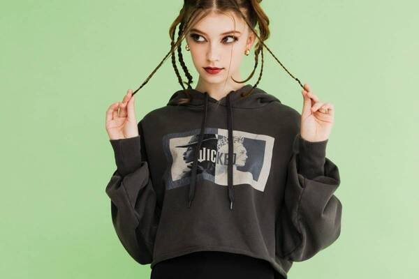 映画『ウィキッド ふたりの魔女』デザインの限定ウェア、センスオブプレイス バイ アーバンリサーチから