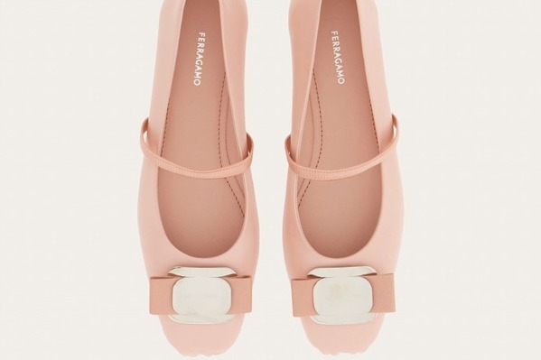フェラガモ“リボン華やぐ”ストラップ付きバレリーナシューズ、春色ピンクやモノトーンで