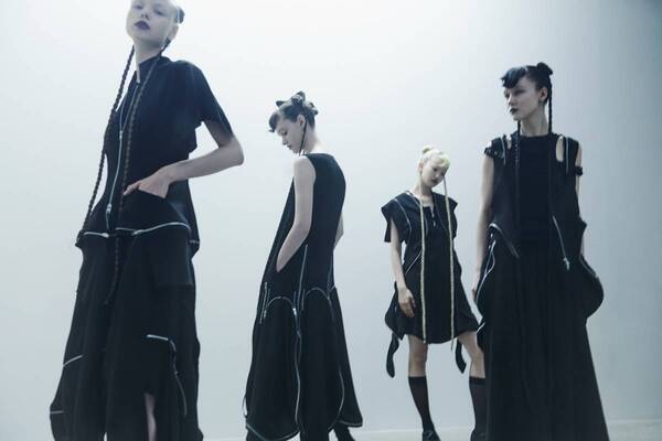 リミ フゥ“螺旋”ウェア、渦巻くファスナースカート＆肌見せドレープジャケット