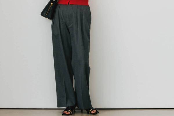 ニート"サイドアジャスター仕様”のウィメンズワイドパンツ、モア サロン エ ロぺ 大阪高島屋限定で
