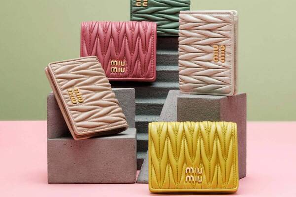 ミュウミュウ“ふっくら”マテラッセレザーのウィメンズ財布、イエローやグリーンの春色で