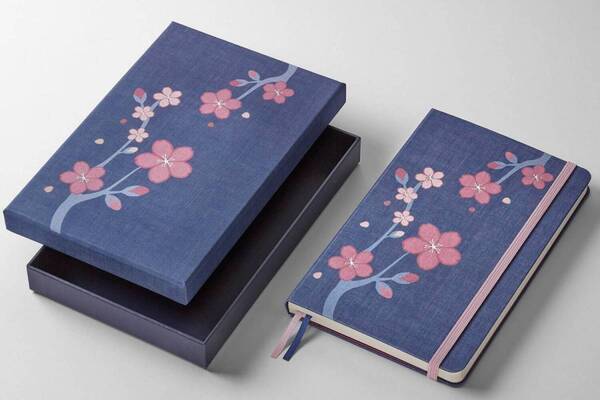 モレスキン「さくら」テーマの限定版ノート＆ダイアリー、藍色カバーに淡いピンクの桜柄