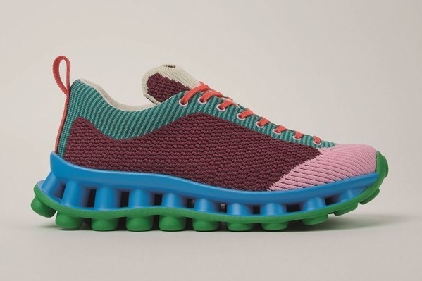 カンペール×スンネイ“ボール形状”アウトソールのスニーカー、マルチカラーのニットアッパー