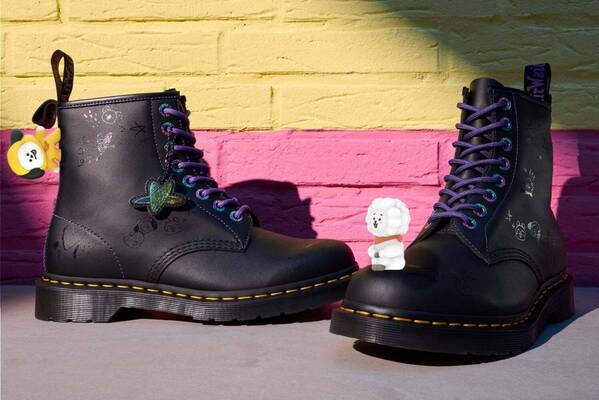 ドクターマーチン「BT21」人気キャラを配したシューズ、“虹色チェーン”のハートバッグも