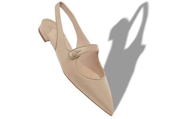 マノロ ブラニクの名品「メリージェーン」フラットシューズにベージュ＆ネイビーの25年春夏カラー