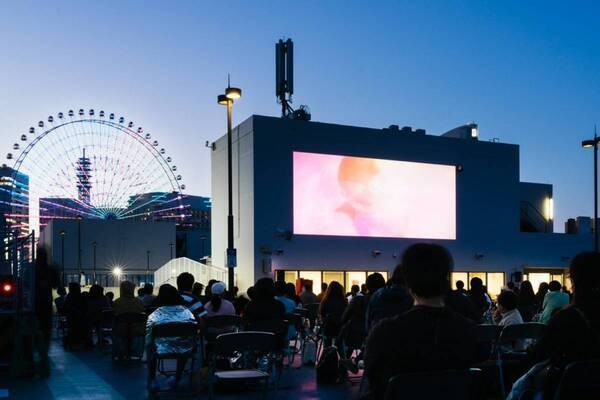 海辺の野外映画鑑賞「シーサイド シネマ 2025」横浜赤レンガ倉庫ほかみなとみらいエリア6会場で