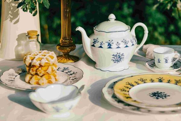 ベルナルド“青い草花”モチーフのテーブルウェア、ブルー×ミモザのディナープレートやティーポットなど