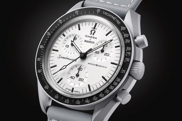 オメガ×スウォッチの腕時計「ムーンスウォッチ」スピードマスターをオマージュ、宇宙服風グレーケースで