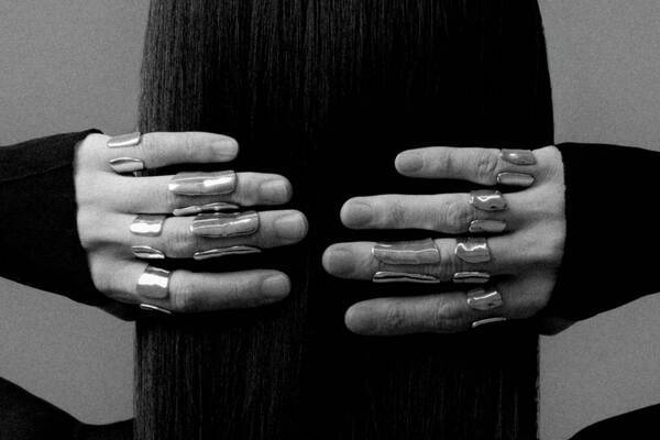 トムウッド“ギプス”着想シルバーリング、付ける場所で表情を変える「チユリング」