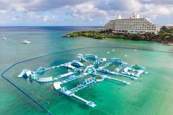 沖縄「万座オーシャンパーク」オープン、エメラルドグリーンの海に日本最大級＆約40種の海上アスレチック