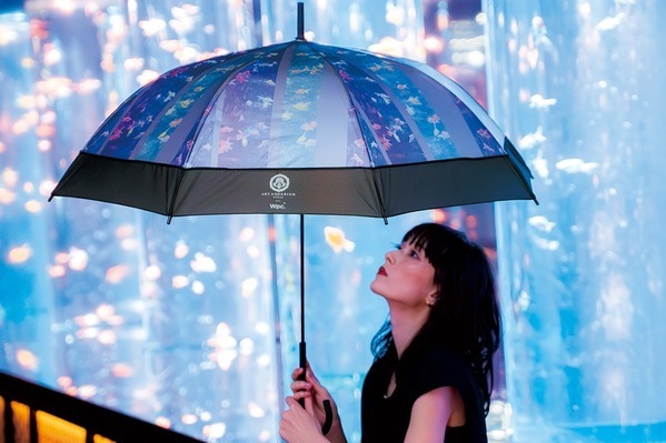 Wpc.“金魚が舞い泳ぐ”ビニール長傘＆折りたたみ傘、アートアクアリウムとコラボ