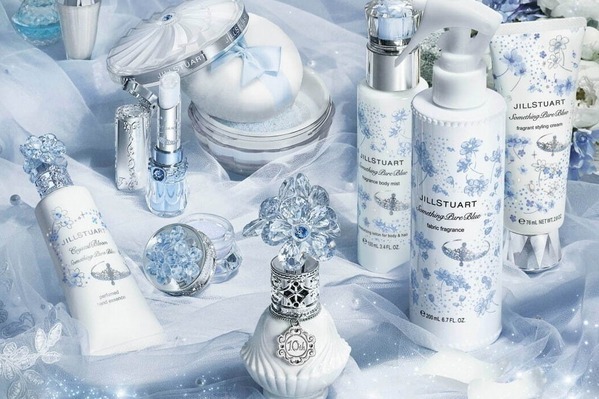 ジルスチュアート「花嫁のブルーティアラ」着想25年夏コスメ、フローラルブーケの香水や青色リップ