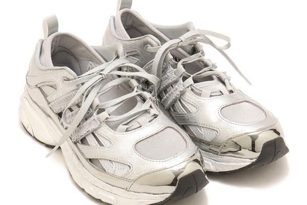 アディダス オリジナルス“バレエシューズ風”スニーカー「アディスター ポーズ」眩いシルバーカラーで