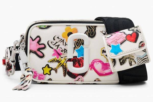 マーク ジェイコブス“星＆花”のステッカー柄「ザ トート バッグ」チャーム連なるブレスレットも