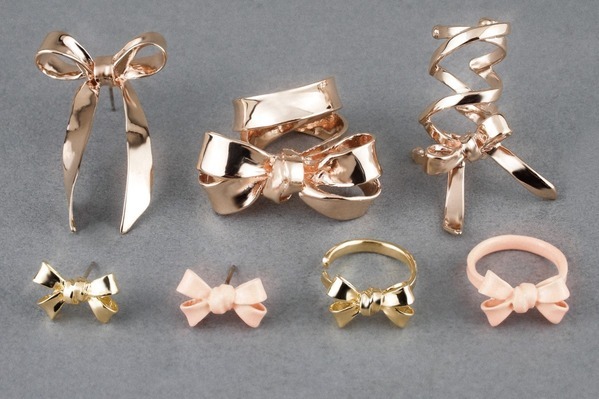 ラブ バイ イー・エム「リボンジュエリー」“アンティーク調カラー”のピアス＆レースアップリング