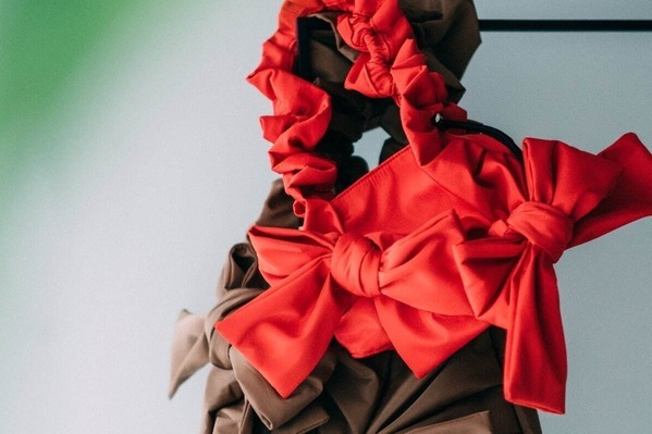 ミュベール×アウトドアプロダクツの「リボンバッグ」結べるリボンやギャザーストラップのトート