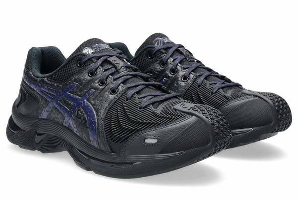 アシックス×キコ・コスタディノフ“作業靴”着想スニーカー、プラ素材のつま先＆地形柄アッパー