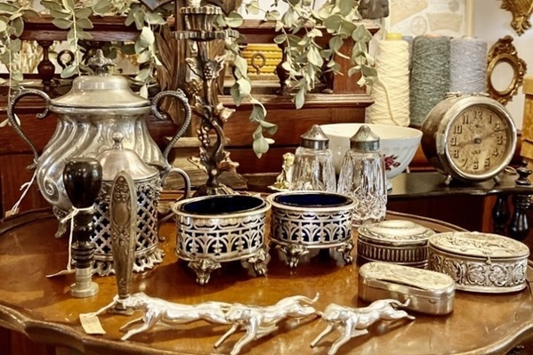 大阪「枚方 蚤の市」欧米の食器やアンティーク雑貨など50店以上が集結、ニッペパーク岡東中央で