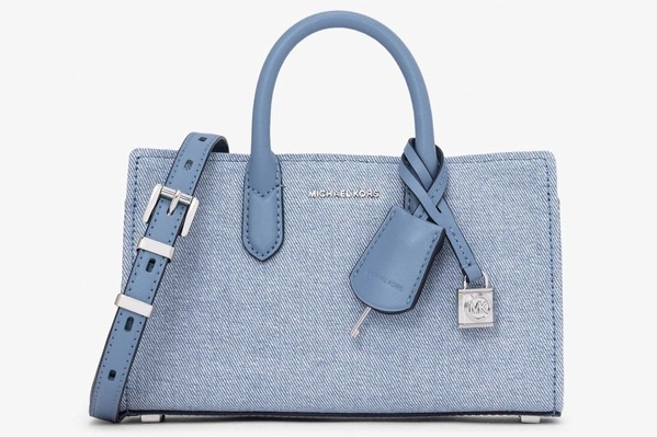マイケル・コースのウィメンズハンドバッグ「スカーレット」デニム素材のライトブルー＆ローズカラー